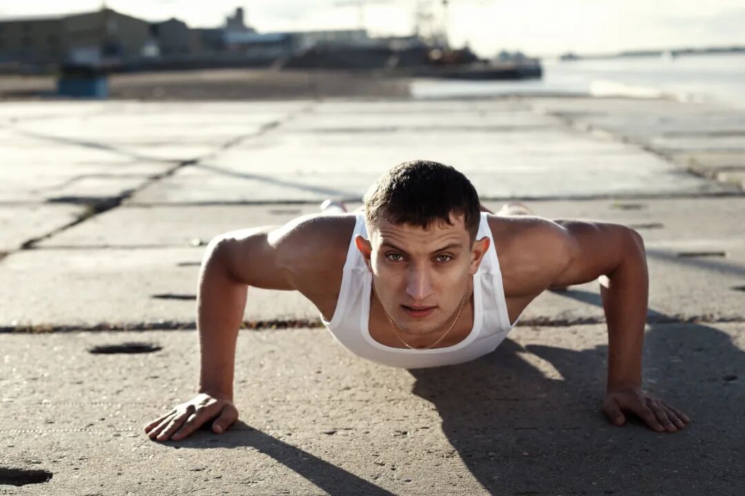 练器械怎么呼吸【文末福利】7个全身力量训练动作，足不出户也能练得全面！_https://www.jmylbn.com_新闻资讯_第2张