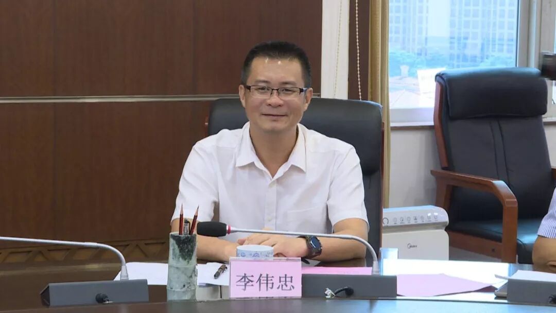 四会市委副书记,市长李伟忠首先向香港点芯数据集团选择四会表示诚挚