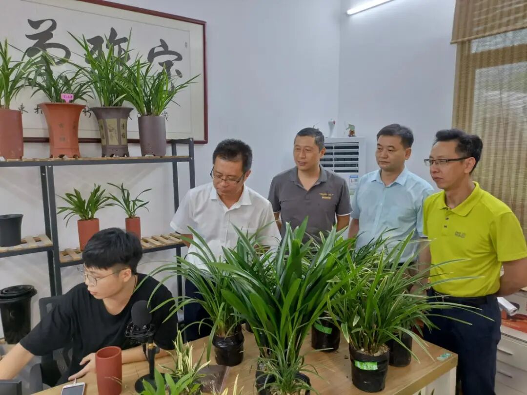 月16日,肇庆市人大常委会副主任梁耀钧,肇庆市人大常委会秘书长张桂洪