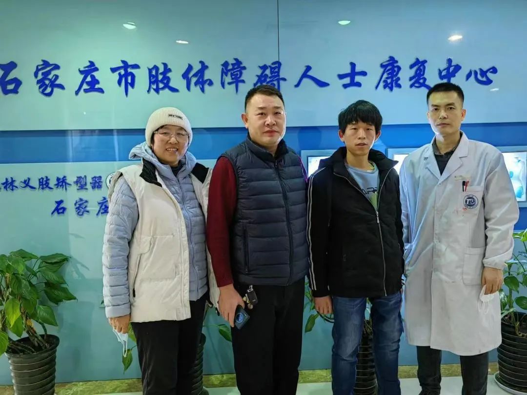 德林义肢积极响应“助残暖冬爱心行” 活动,为残疾人家庭送去冬日温暖 德林义肢积极响应“助残暖冬爱心行” 活动,为残疾人家庭送去冬日温暖