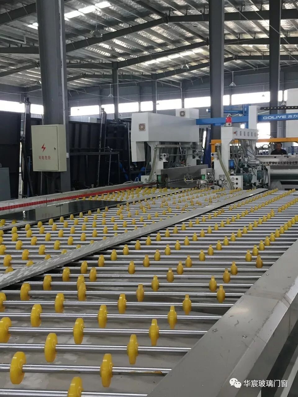 走进华宸玻璃生产车间