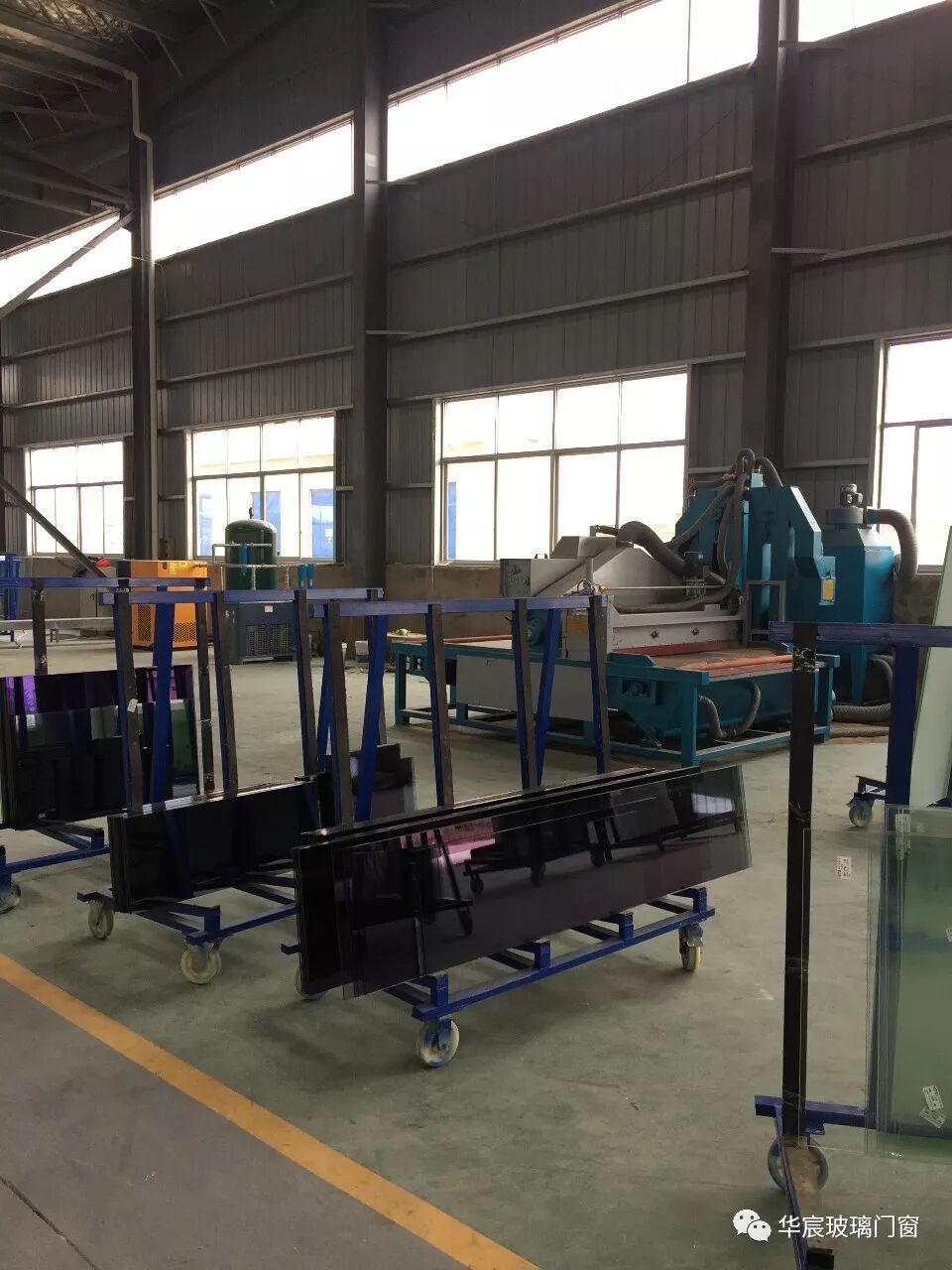 走进华宸玻璃生产车间