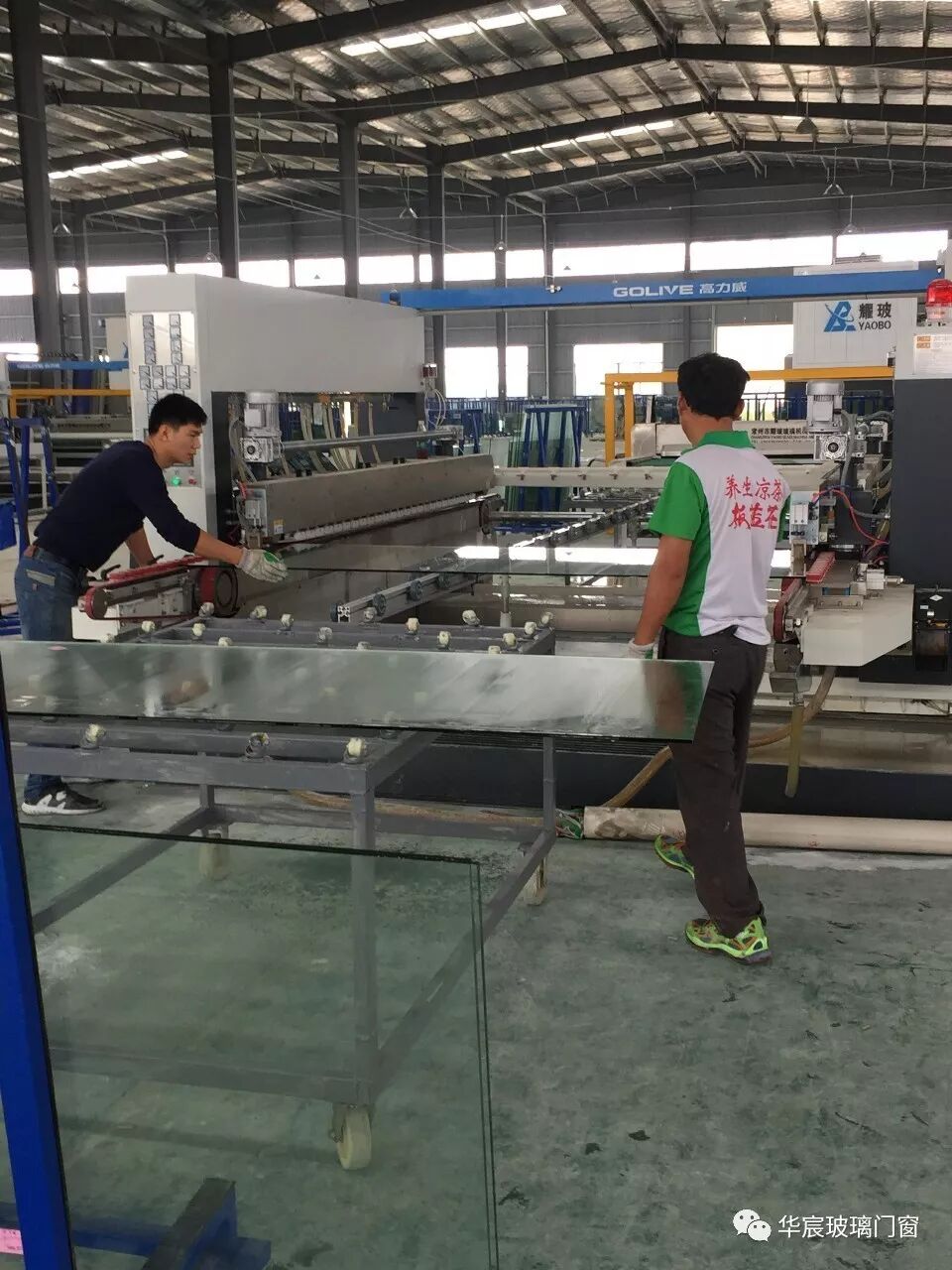 走进华宸玻璃生产车间