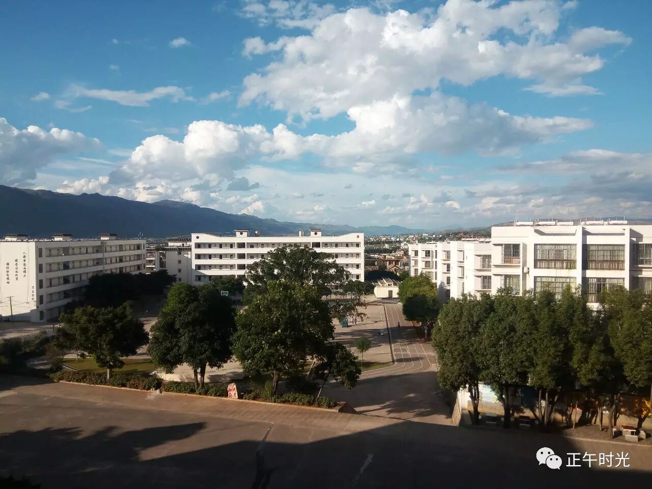还有生活用品就来到朋普的东方红中学报到,虽然东西不少,但似乎感觉不