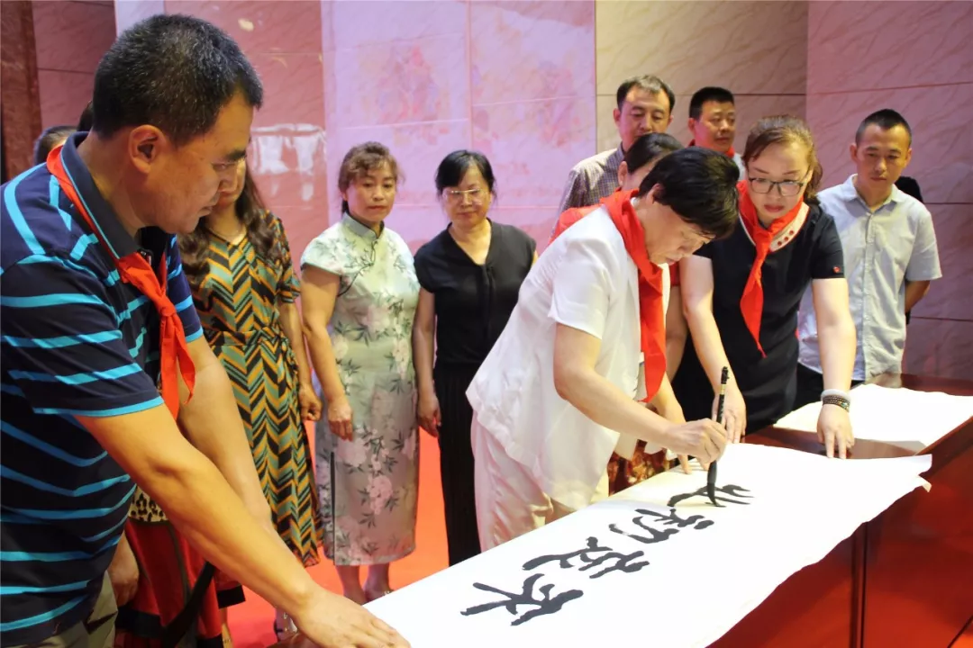 李宁个人书法、剪纸展在黑龙江建设农场引起轰动效应 李宁个人书法、剪纸展在黑龙江建设农场引起轰动效应
