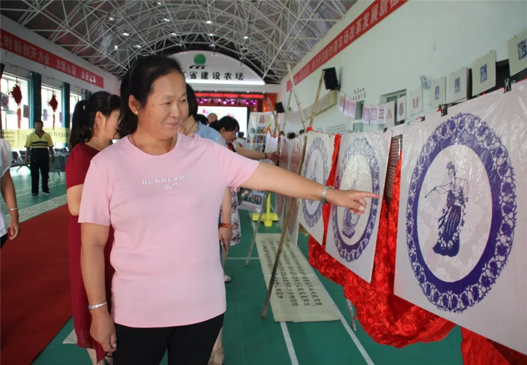 李宁个人书法、剪纸展在黑龙江建设农场引起轰动效应 李宁个人书法、剪纸展在黑龙江建设农场引起轰动效应