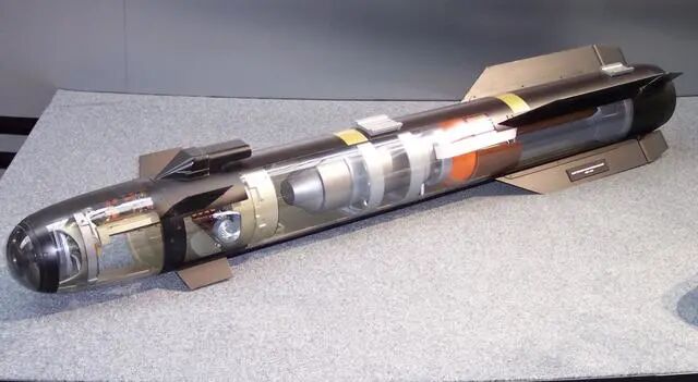 美軍無人機(jī)精確點(diǎn)殺，6把刀片切碎摩托車，5米外SUV濺一身血的圖3