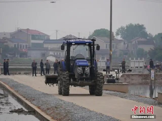 探訪湖南首個無人農場：農人一鍵拋秧 無人機精準施肥的圖1