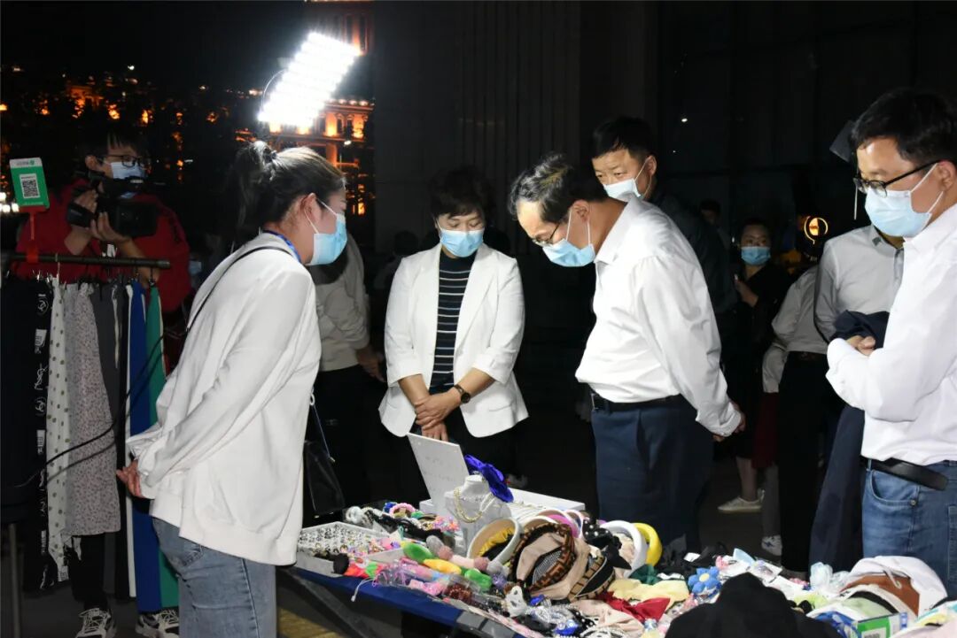 周天龙、党俊伟深入五一巷夜市调研 中国财经新闻网 www.prcfe.com