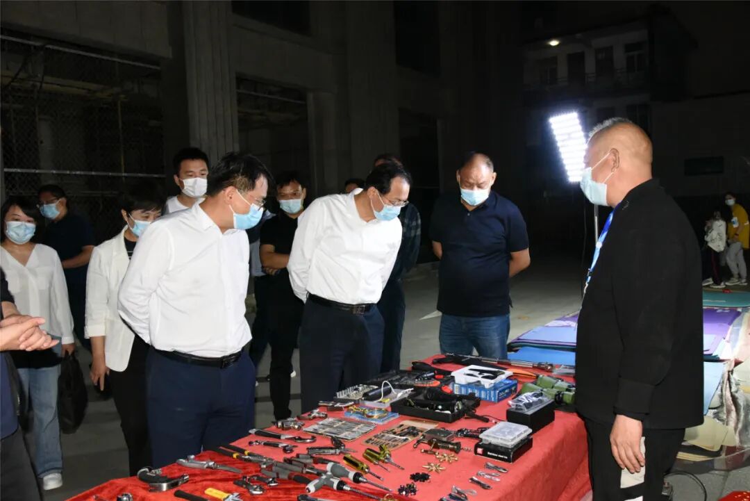 周天龙、党俊伟深入五一巷夜市调研 中国财经新闻网 www.prcfe.com