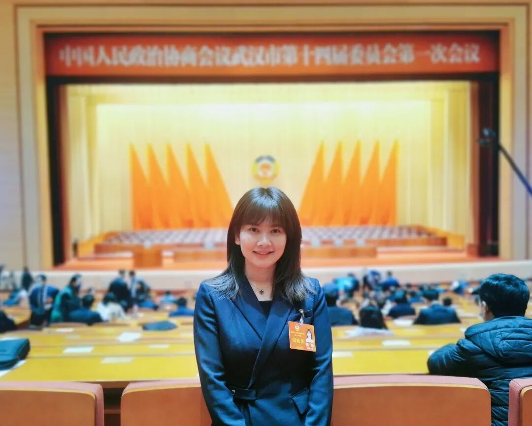 武汉教育电视台陈澜以最美教师荣誉多为教育办实事