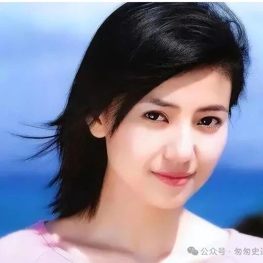于小伟跟高圆圆分开11年,他娶普通妻子翻红,她嫁小老公高龄产女