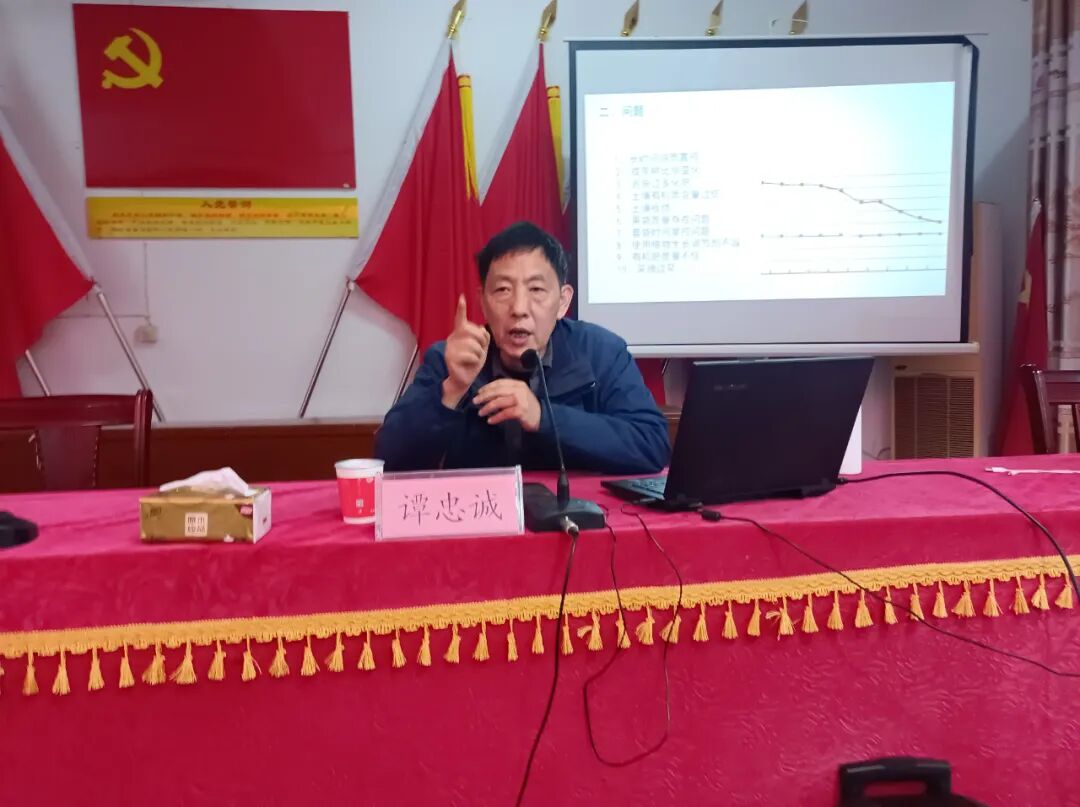 服务进村居永丰县上溪乡黄桃培训蓄发展农户增技促振兴