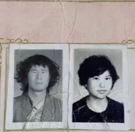 “妈,你当年咋看上我爸的?”网友晒爸妈结婚照,笑抽了!-微信头条网 “妈,你当年咋看上我爸的?”网友晒爸妈结婚照,笑抽了!