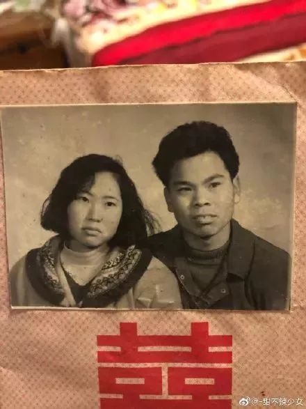 “妈,你当年咋看上我爸的?”网友晒爸妈结婚照,笑抽了!-微信头条网 “妈,你当年咋看上我爸的?”网友晒爸妈结婚照,笑抽了!