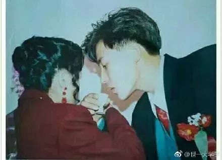 “妈,你当年咋看上我爸的?”网友晒爸妈结婚照,笑抽了!-微信头条网 “妈,你当年咋看上我爸的?”网友晒爸妈结婚照,笑抽了!