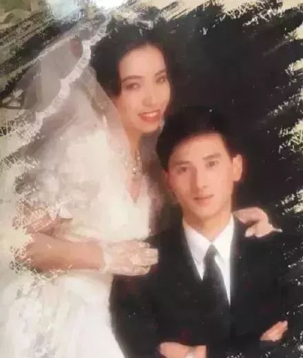 “妈,你当年咋看上我爸的?”网友晒爸妈结婚照,笑抽了!-微信头条网 “妈,你当年咋看上我爸的?”网友晒爸妈结婚照,笑抽了!