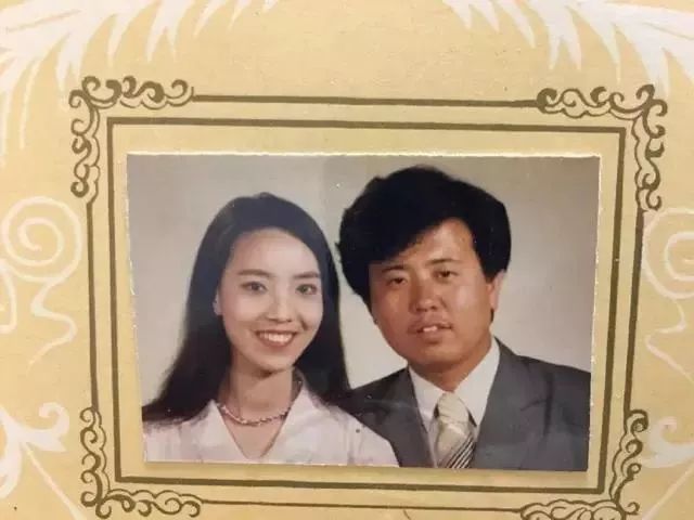 “妈,你当年咋看上我爸的?”网友晒爸妈结婚照,笑抽了!-微信头条网 “妈,你当年咋看上我爸的?”网友晒爸妈结婚照,笑抽了!