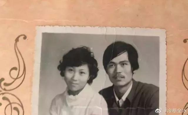 “妈,你当年咋看上我爸的?”网友晒爸妈结婚照,笑抽了!-微信头条网 “妈,你当年咋看上我爸的?”网友晒爸妈结婚照,笑抽了!