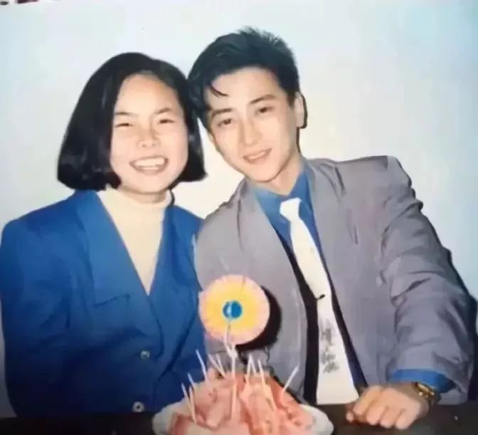 “妈,你当年咋看上我爸的?”网友晒爸妈结婚照,笑抽了!-微信头条网 “妈,你当年咋看上我爸的?”网友晒爸妈结婚照,笑抽了!