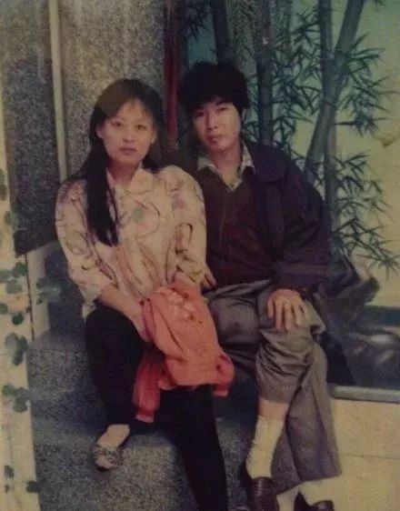 “妈,你当年咋看上我爸的?”网友晒爸妈结婚照,笑抽了!-微信头条网 “妈,你当年咋看上我爸的?”网友晒爸妈结婚照,笑抽了!