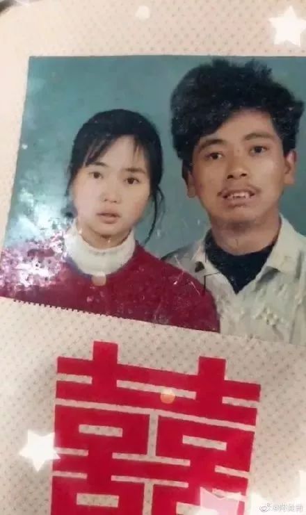“妈,你当年咋看上我爸的?”网友晒爸妈结婚照,笑抽了!-微信头条网 “妈,你当年咋看上我爸的?”网友晒爸妈结婚照,笑抽了!