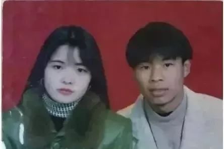 “妈,你当年咋看上我爸的?”网友晒爸妈结婚照,笑抽了!-微信头条网 “妈,你当年咋看上我爸的?”网友晒爸妈结婚照,笑抽了!