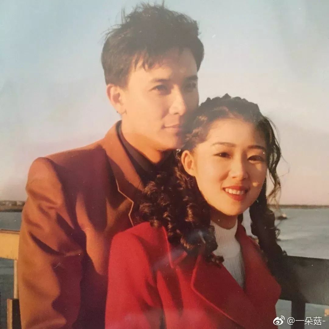 “妈,你当年咋看上我爸的?”网友晒爸妈结婚照,笑抽了!-微信头条网 “妈,你当年咋看上我爸的?”网友晒爸妈结婚照,笑抽了!