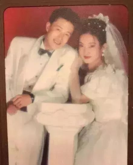 “妈,你当年咋看上我爸的?”网友晒爸妈结婚照,笑抽了!-微信头条网 “妈,你当年咋看上我爸的?”网友晒爸妈结婚照,笑抽了!