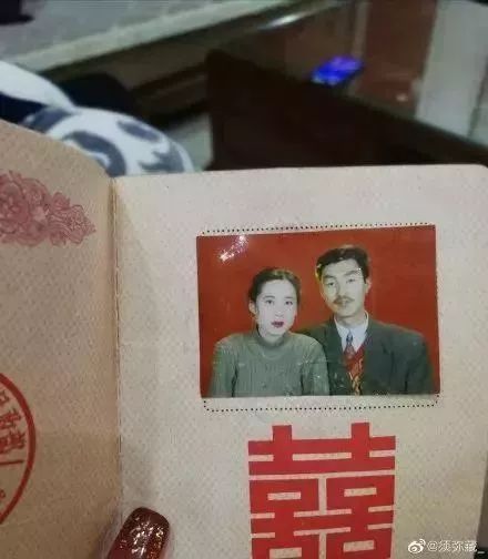 “妈,你当年咋看上我爸的?”网友晒爸妈结婚照,笑抽了!-微信头条网 “妈,你当年咋看上我爸的?”网友晒爸妈结婚照,笑抽了!