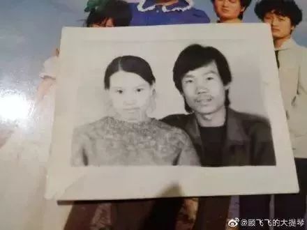 “妈,你当年咋看上我爸的?”网友晒爸妈结婚照,笑抽了!-微信头条网 “妈,你当年咋看上我爸的?”网友晒爸妈结婚照,笑抽了!