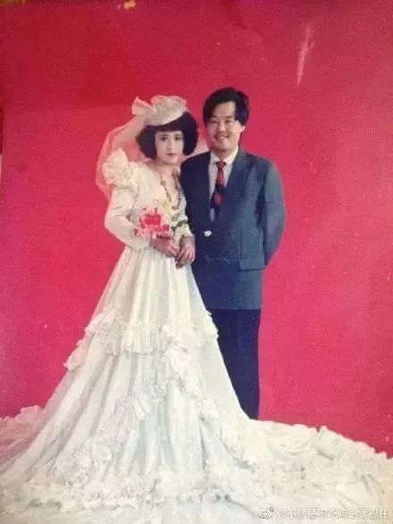 “妈,你当年咋看上我爸的?”网友晒爸妈结婚照,笑抽了!-微信头条网 “妈,你当年咋看上我爸的?”网友晒爸妈结婚照,笑抽了!