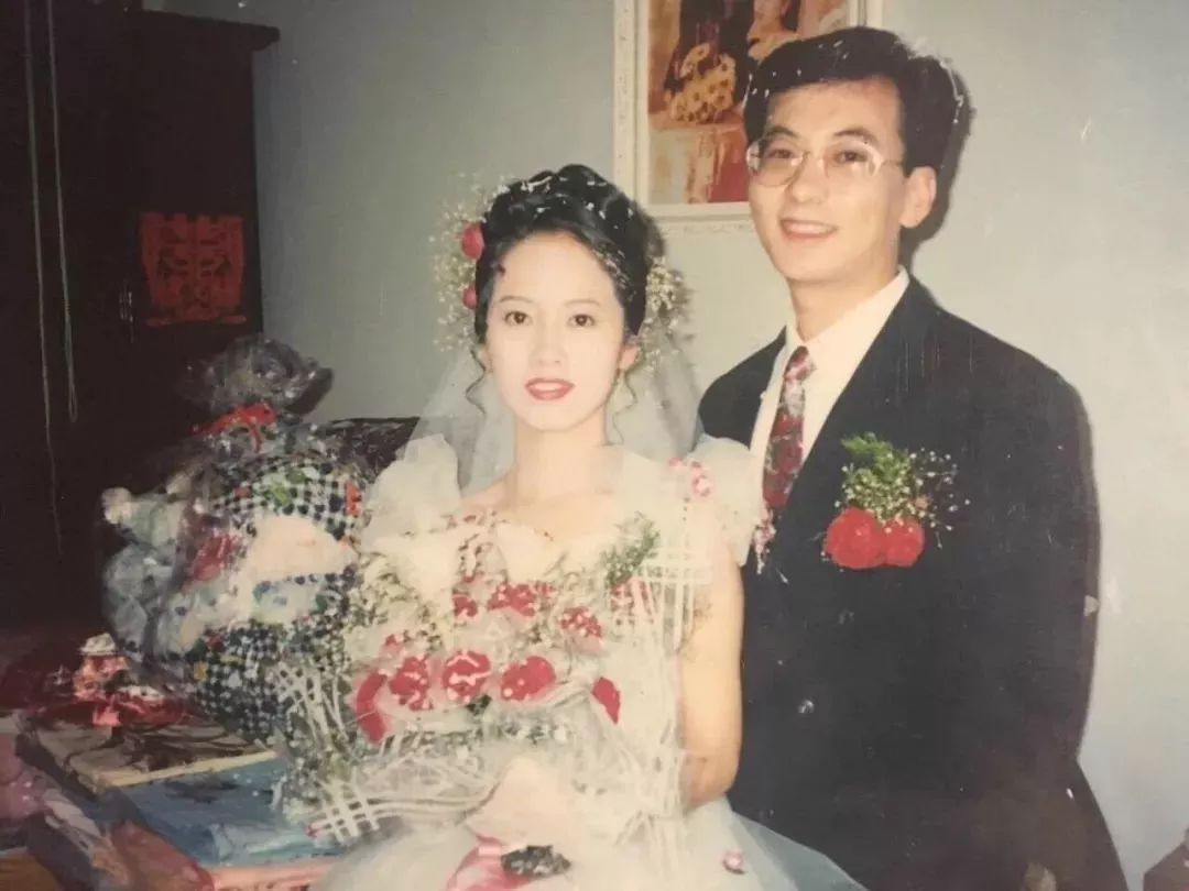 “妈,你当年咋看上我爸的?”网友晒爸妈结婚照,笑抽了!-微信头条网 “妈,你当年咋看上我爸的?”网友晒爸妈结婚照,笑抽了!