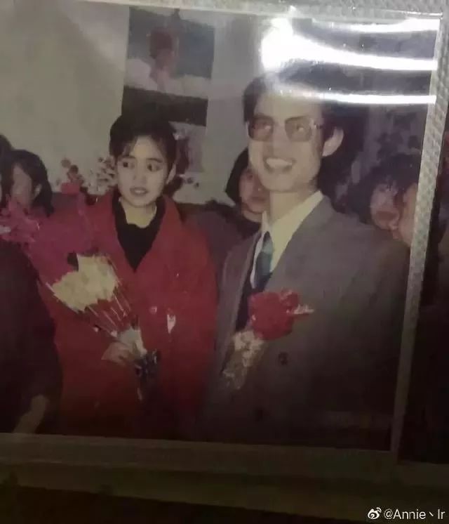 “妈,你当年咋看上我爸的?”网友晒爸妈结婚照,笑抽了!-微信头条网 “妈,你当年咋看上我爸的?”网友晒爸妈结婚照,笑抽了!