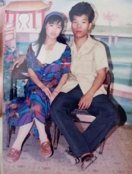 “妈,你当年咋看上我爸的?”网友晒爸妈结婚照,笑抽了!-微信头条网 “妈,你当年咋看上我爸的?”网友晒爸妈结婚照,笑抽了!
