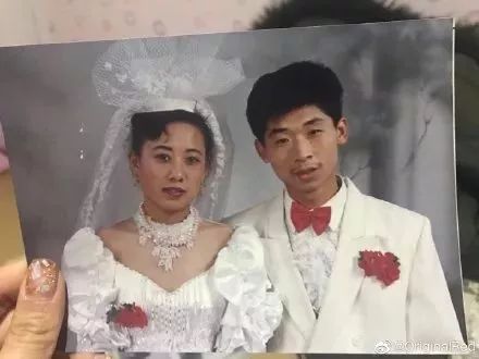 “妈,你当年咋看上我爸的?”网友晒爸妈结婚照,笑抽了!-微信头条网 “妈,你当年咋看上我爸的?”网友晒爸妈结婚照,笑抽了!