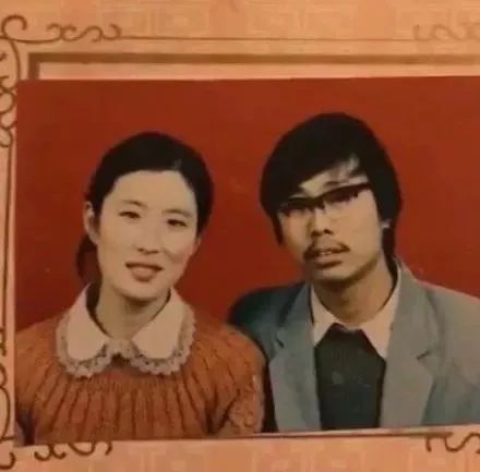“妈,你当年咋看上我爸的?”网友晒爸妈结婚照,笑抽了!-微信头条网 “妈,你当年咋看上我爸的?”网友晒爸妈结婚照,笑抽了!