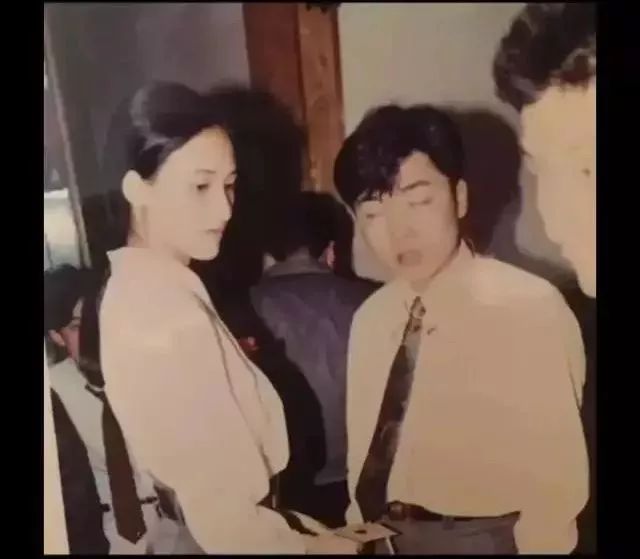 “妈,你当年咋看上我爸的?”网友晒爸妈结婚照,笑抽了!-微信头条网 “妈,你当年咋看上我爸的?”网友晒爸妈结婚照,笑抽了!