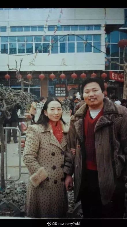 “妈,你当年咋看上我爸的?”网友晒爸妈结婚照,笑抽了!-微信头条网 “妈,你当年咋看上我爸的?”网友晒爸妈结婚照,笑抽了!