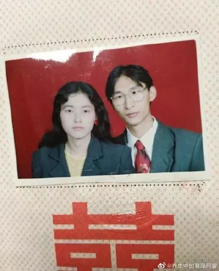 “妈,你当年咋看上我爸的?”网友晒爸妈结婚照,笑抽了!-微信头条网 “妈,你当年咋看上我爸的?”网友晒爸妈结婚照,笑抽了!