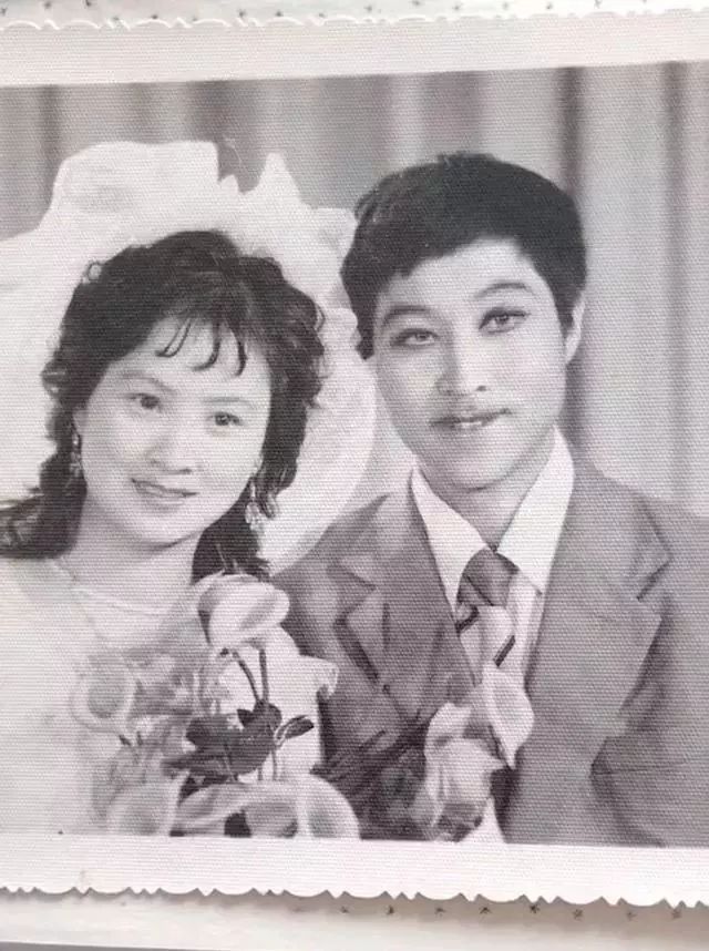 “妈,你当年咋看上我爸的?”网友晒爸妈结婚照,笑抽了!-微信头条网 “妈,你当年咋看上我爸的?”网友晒爸妈结婚照,笑抽了!