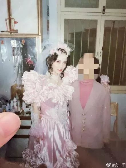 “妈,你当年咋看上我爸的?”网友晒爸妈结婚照,笑抽了!-微信头条网 “妈,你当年咋看上我爸的?”网友晒爸妈结婚照,笑抽了!