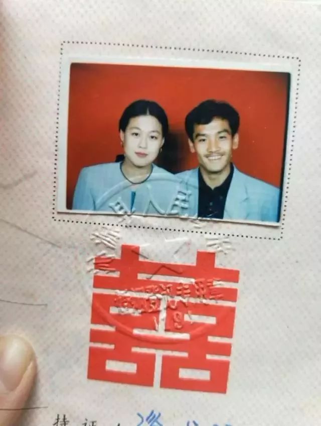 “妈,你当年咋看上我爸的?”网友晒爸妈结婚照,笑抽了!-微信头条网 “妈,你当年咋看上我爸的?”网友晒爸妈结婚照,笑抽了!