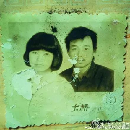 “妈,你当年咋看上我爸的?”网友晒爸妈结婚照,笑抽了!-微信头条网 “妈,你当年咋看上我爸的?”网友晒爸妈结婚照,笑抽了!