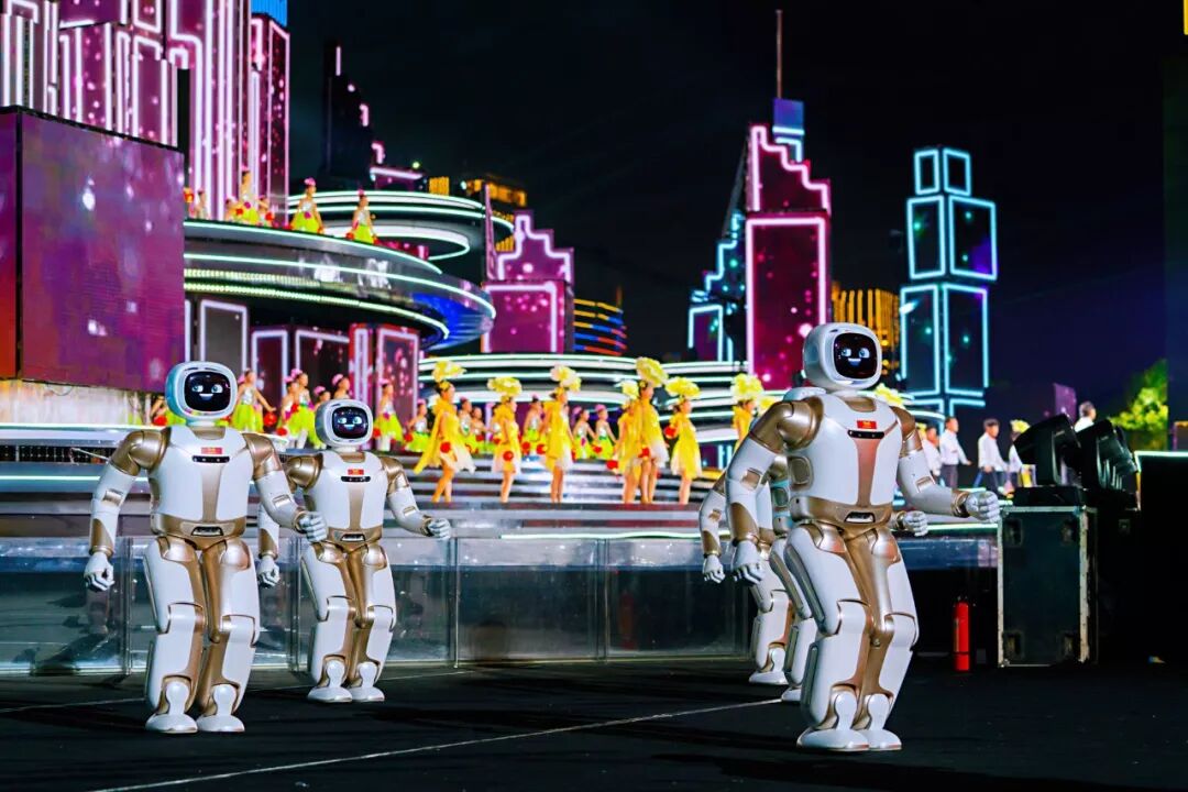 春晚机器人walker台上10秒钟台下1200多个小时