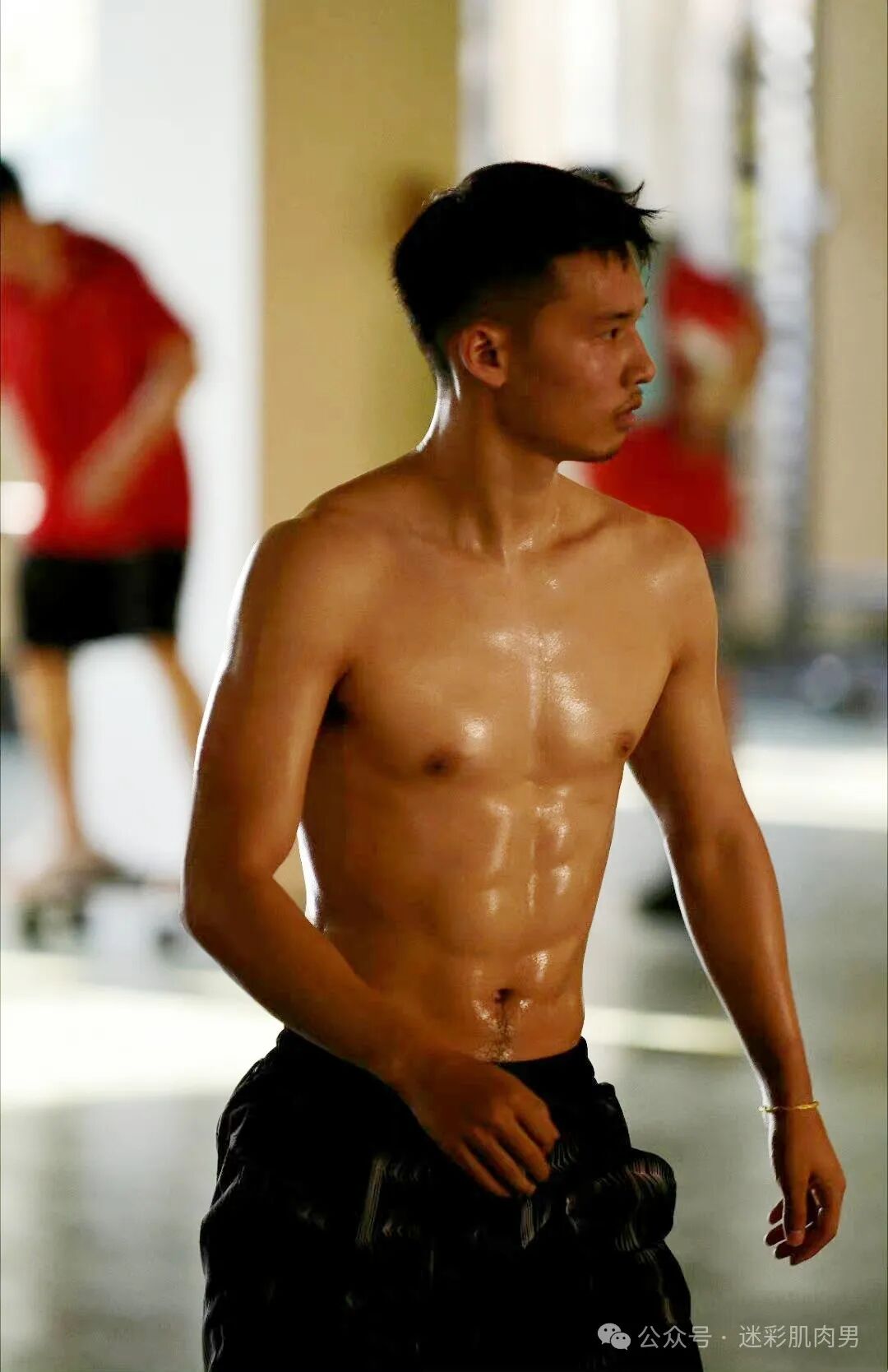 图片[1]-陈艾森变熟男！腹毛也这么明显-小蓝短视频