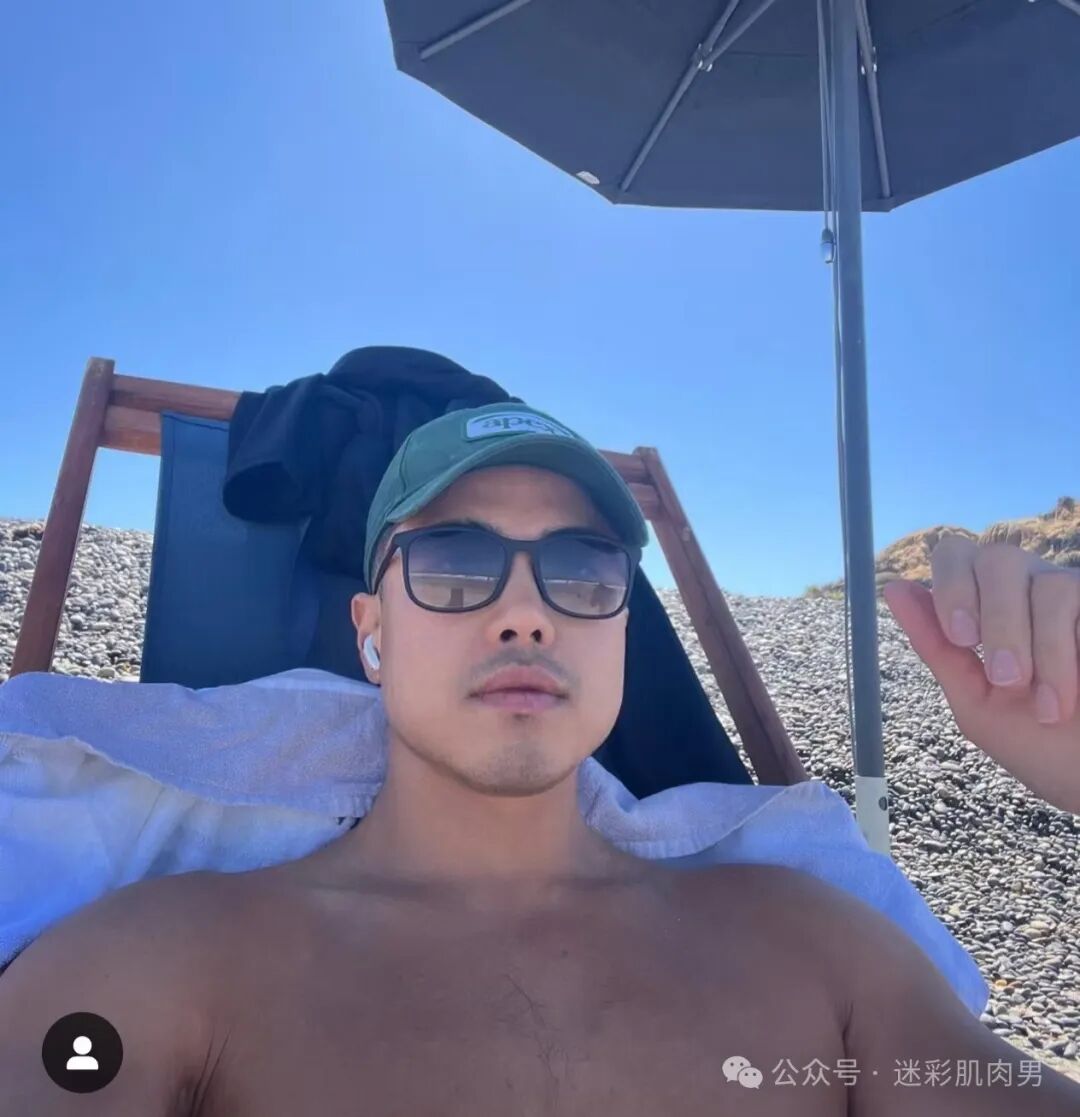 骑行小哥穿内裤到处晃？紧身服太紧太垒直接脱掉啦！