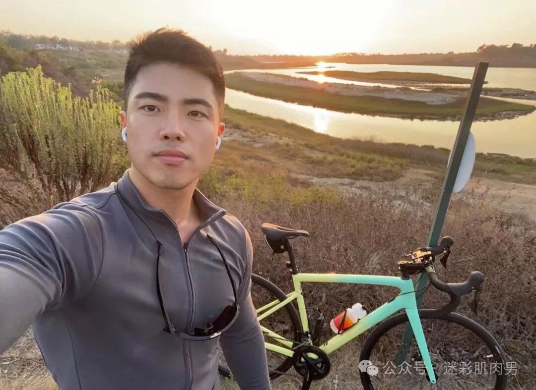 骑行小哥穿内裤到处晃？紧身服太紧太垒直接脱掉啦！