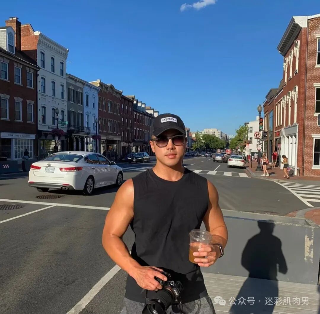 骑行小哥穿内裤到处晃？紧身服太紧太垒直接脱掉啦！