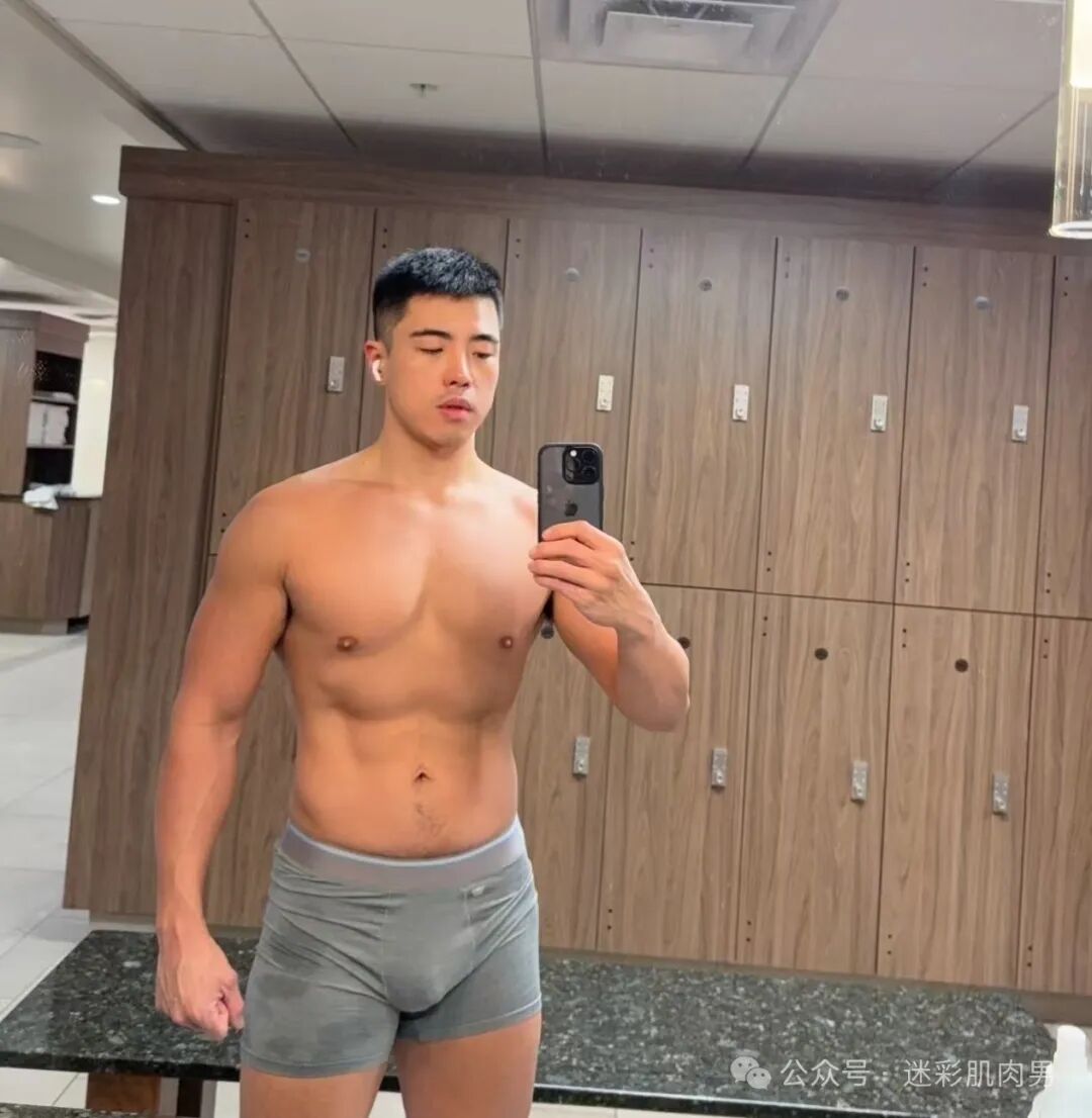 骑行小哥穿内裤到处晃？紧身服太紧太垒直接脱掉啦！